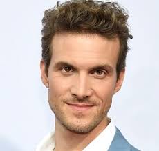 Es tut mir leid, wenn ich sie beleidigt habe, setzt sie an. Felix Lehmann Gute Zeiten Schlechte Zeiten Wiki Fandom