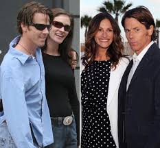 Julia roberts and danny moder wed in 2002 after meeting on the set of the 2000 film the mexican. Julia Roberts And Husband Danny Moder Photos Of Couple Then And Now