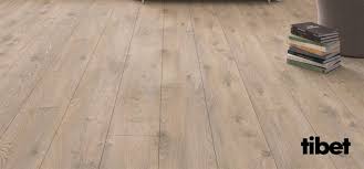 Parkenin markası, parkenin cinsi, kalınlığı, sınıfı, renkleri, yerli veya ithal olması parke fiyatlarına etki eden temel öğelerdir. Agt 8 Mm Effect Ac4 Tibet Laminat Parke