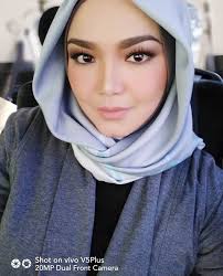 Pada tahun 2015, bbc news mendedahkan jualan naelofar hijab sebanyak rm50 juta dan jenama ini terjual di 38 negara dan berjaya memasuki pasaran singapura, brunei, london, australia, belanda dan amerika syarikat. Bagaimana 5 Selebriti Wanita Malaysia Ini Boleh Berjaya Dalam Perniagaan Gempak