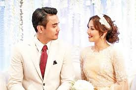 7 warna yang dipilih ini sesuai dengan latar belakang pelamin serba putih. Pasangan Sensasi Bertunang Di Perth Media Permata Online
