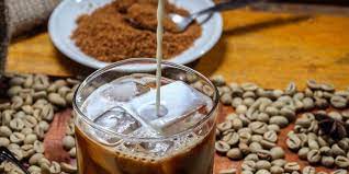 Masak air, susu pekat manis dan susu cair hingga mendidih. Cara Membuat Gula Aren Cair Untuk Kopi Pakai 2 Bahan