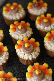 Thanksgiving is a time for traditional foods, but cupcakes became another way for celebration for these reasons easy adorable thanksgiving cupcake decorations ideas are already traditional as they are tasted and decorated with traditional. 17 Thanksgiving Cupcakes Oh My Creative