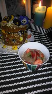 Edible flowers aren't a new phenomenon, but garnishes of fresh flowers tend to intimidate diners. Sticky Situations In Sandton Edible Flowers Woolworths Vanilla And Caramel Cake Strawberry Pinapples And Choco Chocolate Deserts Sweet Treats Caramel Cake