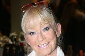 Née le 11 juillet 1951 dans l'oise, elle grandit dans le sud de la france. J Ai Quelques Amis Malades L Ancienne Speakerine Evelyne Leclercq Donne De Ses Nouvelles Video