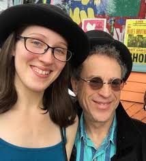 Tình nhân chênh lệch 43 tuổi trông ngỡ như cha con vì giống nhau y đúc