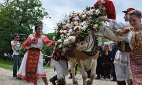 În ziua de rusalii, credincioșii se duc la biserică cu frunze de nuc sau de tei, simbol al limbilor ca de foc, ca semne ale coborârii sfântului duh. TradiÈ›ii È™i Obiceiuri De Rusalii In 2020 Ce Datini Mai PÄƒstreazÄƒ De Fapt Romanii Impact