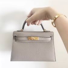 Bolso De 40 Cm X 20 Cm X 25 Cm Close Study Of The Increase In Popularity Of The New Kelly 20 The Smallest Kelly Seems To Have Stolen Hearts Despite It Hermes Kelly Hermes Handbags Kelly Bag