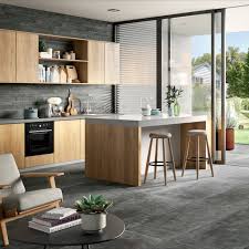 Carrelage Gris Et Bois Clair Pour Cuisine Moderne En 2020 Cuisine Moderne Carrelage Credence Cuisine Credence Cuisine