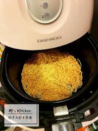 m s kitchen 卜卜脆肉絲炒麵by airfly 氣炸鍋 bread
