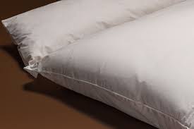 Il cuscino in 100% cirmolo è composto da un'imbottitura profumata e compatta di fiocchi di crimolo sostenuto e compatto, il cuscino di cirmolo è associato a una delicata federa in cotone biologico. Cuscino Imbottito In Cirmolo E Lana Fabe