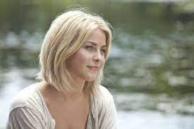 Schmitt continues to be shunned by the other residents and seeks comfort in nico. Julianne Hough Safe Haven Haarschnitt Frisuren Bob Frisur