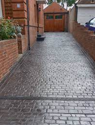 Cobbles setts can offer an attractive and durable surface for driveways and can also complement area of paving. Concrete Stamped Driveway Country Cobble Drive In Graphite Grey Concrete Walkway Driveway Design Cobblestone Driveway