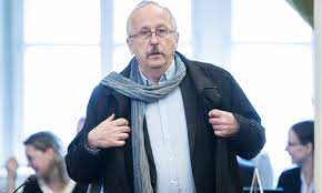 Niedermüller péter, a demokratikus koalíció alelnökének közéletből való távozására szólított fel hollik istván, a fidesz kommunikációs igazgatója szerdán budapesten. Mi Hazank Niedermuller Peter Vallalja Nyiltan Identitasat Pestisracok