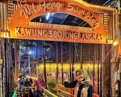 Gambar Warung makan sederhana di Karawang yang menjual kepala kambing, terlihat ramai pengunjung