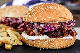 Ce Burger Est Juste D Un Autre Niveau S Il Y A Une Recette Que Je Vous Conseille D Essayer Dans Notre Blog C Est Celle Ci Vou In 2020 Bbq Jackfruit Jackfruit Burger