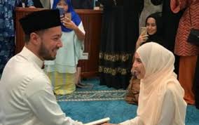 Pelakon yang baru berkahwin, natasha hudson atau nama sebenarnya natasha liana hudson, membuat keputusan untuk tampil dengan imej kembali tidak berniqab atau berpurdah. Tahniah Natasha Hudson Selamat Bernikah Dengan Usahawan Kacak Dari Kelantan