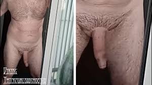 Vecino maduro sexy dotado pillado desnudo comprobando la puerta de su  jardín...