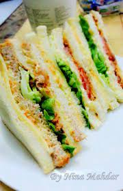 Saya tiba tiba teringat dan terasa hendak makan sandwich sardin selepas ternampak dalam instagram raja permaisuri agong yang menyediakan inti sardin untuk sandwich sebagai santapan. Nina Mahdar Sandwich Sardin Telur