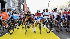 De ronde van vlaanderen van 2020 was door de coronapandemie uitgesteld van 5 april 2020 naar 18 oktober 2020. Toch Een Ronde Van Vlaanderen 13 Renners Rijden Virtuele Koers Vanuit Huis Nos