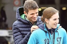 Thomas müller mit seiner frau lisa 2017 auf der weihnachtsfeier des fc bayern münchen. Bringt Seine Frau Lisa Zum Lachen Thomas Muller Stuttgarter Nachrichten