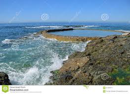 To find the tower and pool, walk to the north end of victoria beach (click here for information on victoria beach), where you will find a rock outcropping at the base of the cliff. Wellenschlag Trifft Die Felsige Kustenlinie Bei Victoria Beach Im Laguna Beach Kalifornien Stockbild Bild Von Konglomerat Abnutzung 67239471