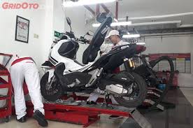 Penyebab motor beat bunyi kletek kletek. Cara Ganti Busi Honda Adv150 Gampang Banget Cuma Perlu Lepas Satu Cover Body Ini Gridoto Com