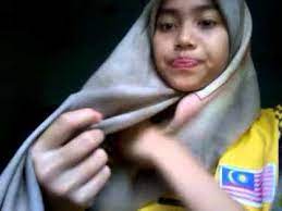 Memaparkan tutorial bergambar dan video untuk wanita berhijab yang teruja dengan gaya fesyen tudung ikon malaysia Cara Pakai Tudung Bawal Ala Neelofa Youtube