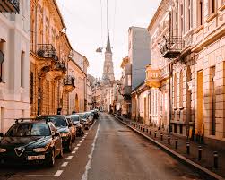 The city, with about 320,000 people (2016), is very pleasant. 6 Motive SÄƒ Vizitezi Cluj Napoca Inima Transilvaniei