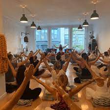 Yogaworks soho is a roomy and spacious studio on broadway on the second and third floors of a commercial building right in the thick of the shopping district. Soho Nyc Yoga Meditation Circles New York City