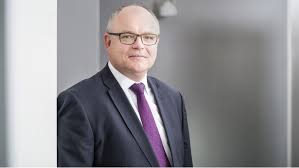 The deutsche bundesbank is the central bank of the federal republic of germany. Deutsche Bank Coo Kuhnke Zieht In Den Vorstand Ein Cio De