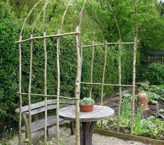 Weidenzaun Selber Machen Fur Eine Naturliche Gartengestaltung Garten Gartenspaliere Und Weidenzaun