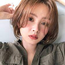 丸顔さんにおすすめ かき上げバングの小顔見せショートボブ マキアオンライン maquia online 美髪 ヘアスタイリング ショートボブ