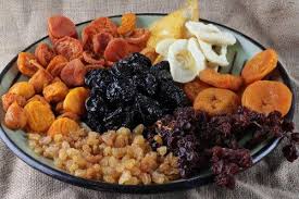 Cela est encore plus vrai si les fruits sont consommés crus et sans. Les Fruits Deshydrates Pour Fortifier Vos Os Ameliore Ta Sante