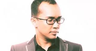 Kembali senyum tertawa semua kerana mu sayang yang tak pernah menyerah meyakinkan diriku akan kuasa cinta ku bersyukur sesungguhnya kau sentiasa di sisi dan kaulah bidadari yang tak mungkin terganti hari ini ku berjanji tak akan persiakan segala. Lirik Lagu Ezad Lazim Kuasa Cinta Picisan Hakim Ramli