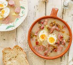 Żurek — plato de sopa żurek żurek (pronunciado como jhoo rek) es una sopa muy popular en la cocina polaca cuyo sabor es ligeramente ácido y está elaborada con harina de centeno y carne. Zurek Foodwiki Lieferando De
