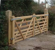 Bespoke 5 Bar Hardwood Pair Of Somerset Gates Chris Hook Bespoke 5 Bar Hardwood Pair Of Somerset G In 2020 Bauernhof Zaun Holztor Bauernhoftor