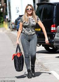 Tv host, radio, best selling author i'm partial to adventure pilot nerd, mischief maker, hiker purchaser of dodgy outfits and numbers juggler www.themathsfactor.com. Carol Vorderman Glanzt Ihr Auge Fallenden Kurven In Einem Camouflage Top Wie Kommt Sie An Bbc Radio Wales Aktuelle Boulevard Nachrichten Und Fotogalerien Zu Stars Sternchen