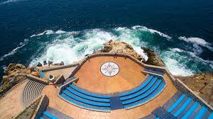Sands acapulco hotel & bungalows, se encuentra en la zona dorada de acapulco, a dos minutos de la playa, cerca de una plaz. La Quebrada Visit Acapulco