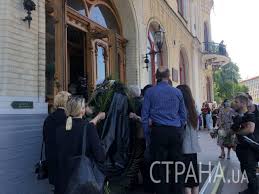 Там есть целая аллея, где хоронят писателей, культурных деятелей, политиков еще с советских времен. Y50vk0wgmp2ztm