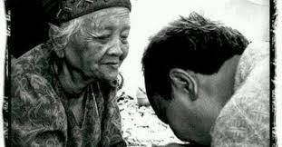 Puisi ibu maafkan aku, sedih banget dan menyentuh hati, kita sadar bahwa ibu adalah surga bagi seorang anak, puisi untuk ibu ini adalah puisi sedih banget. 31 Puisi Ibu Sedih Menyentuh Hati Puisi Singkat Buat Ibu Tersayang