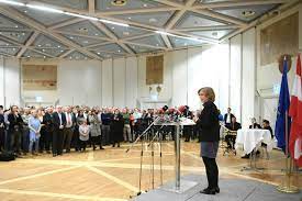 Österreichische bundesministerin für klimaschutz, umwelt, energie, mobilität, innovation und technologie. Nach Angelobung Schlusselubergabe In Den Ministerien News Orf At