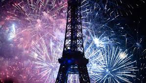 L'événement est diffusé en direct sur six chaînes de télévision. Video 14 Juillet Suivez En Direct Le Feu D Artifice Tire Depuis La Tour Eiffel A Partir De 23h