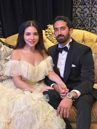 مي عز الدين تعلن زواجها بشخص من خارج الوسط الفني أعلنت الفنانة #مي_عز_الدين  زواجها من شاب من خارج الوسط الفني يدعى أحمد تيمور، والذي يعمل مدربًا للياقة  البدنية. وكتبت مي عز الدين