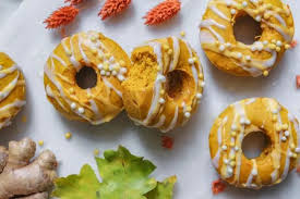 Vegane Kurbis Donuts Mit Glasur Oder Kokosblutenzucker Veggies Vegan Rezept Lebensmittel Essen Donuts Kurbis