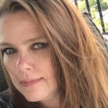 Kari Crowley (iamkarisee)