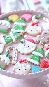 How To Decorate Simple Mini Christmas Cookies With Royal Icing Christmascookiesrecipe En 2020 Recette Biscuit De Noel Glacage Sables De Noel Biscuits Au Sucre De Noel