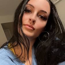 Emily Fleet's Instagram, Twitter & Facebook