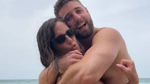 Anabel Pantoja muestra una imagen de David Rodríguez y su hija Alma en el hospital