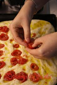 Come tutti i miei lievitati con il lievito madre, la lievitazione dura almeno una notte. Focaccia Barese Con Pasta Madre Profumo Di Sicilia